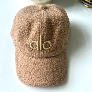 Alo yoga sherpa off duty cap tan
